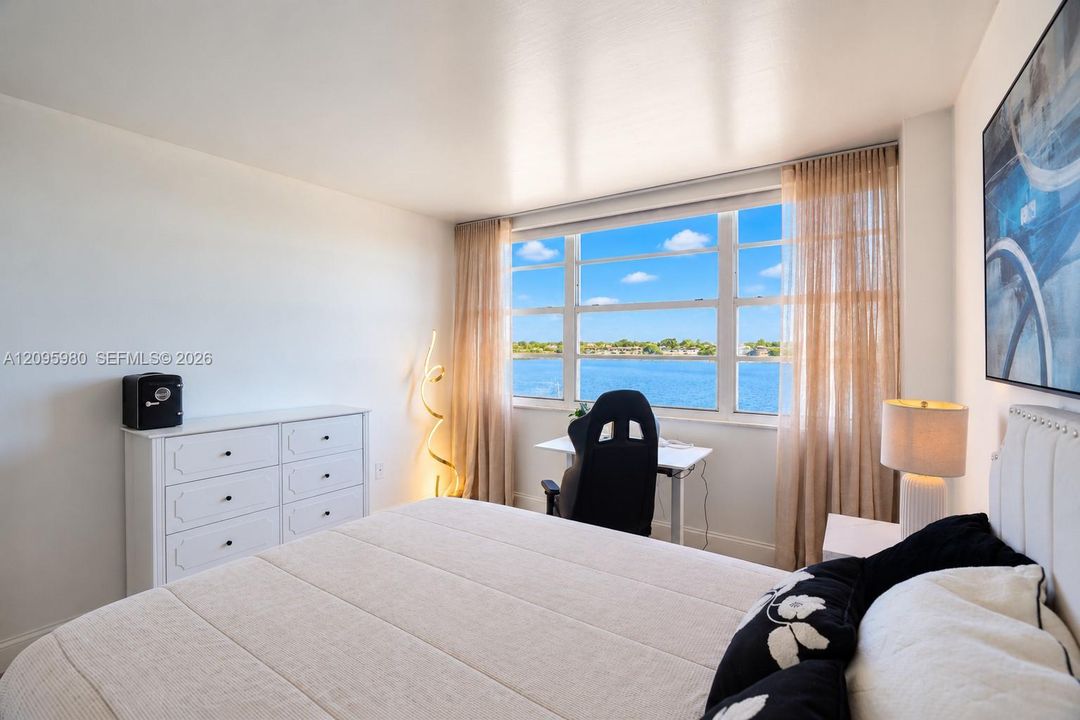 For Sale: $215,000 (2 beds, 2 baths, 1140 Square Feet)