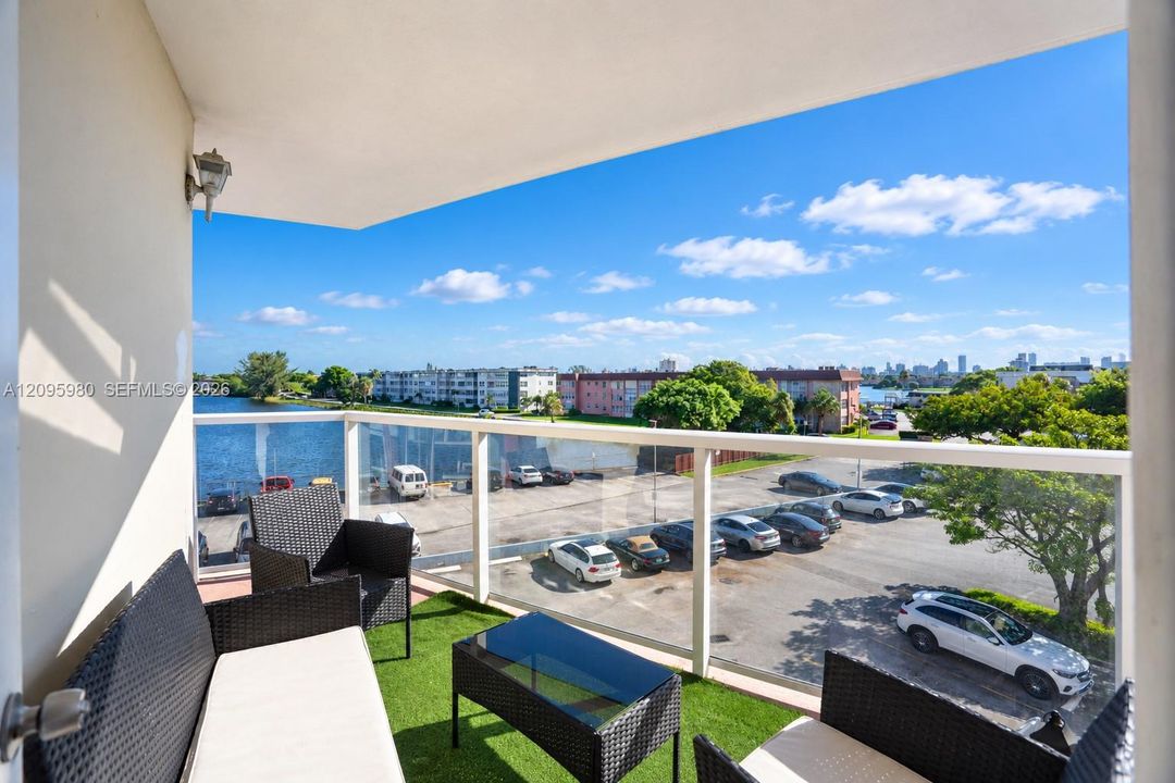 For Sale: $215,000 (2 beds, 2 baths, 1140 Square Feet)