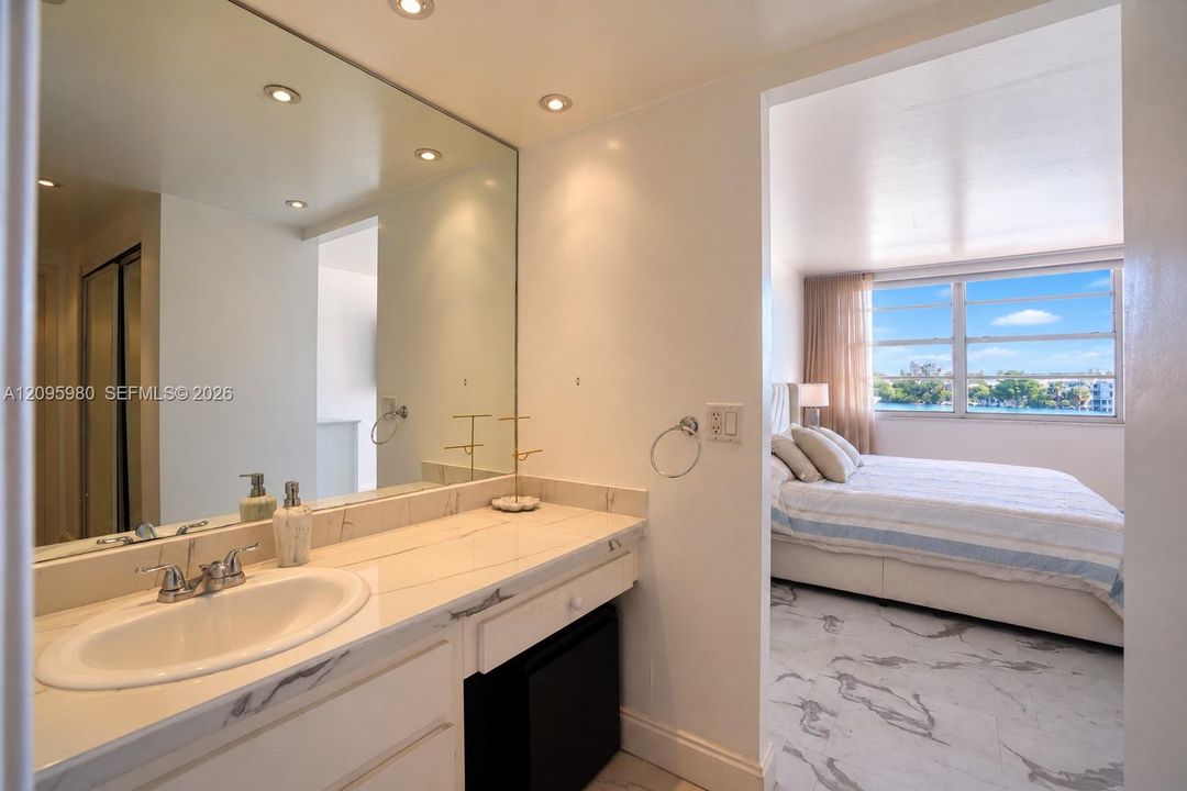 For Sale: $215,000 (2 beds, 2 baths, 1140 Square Feet)