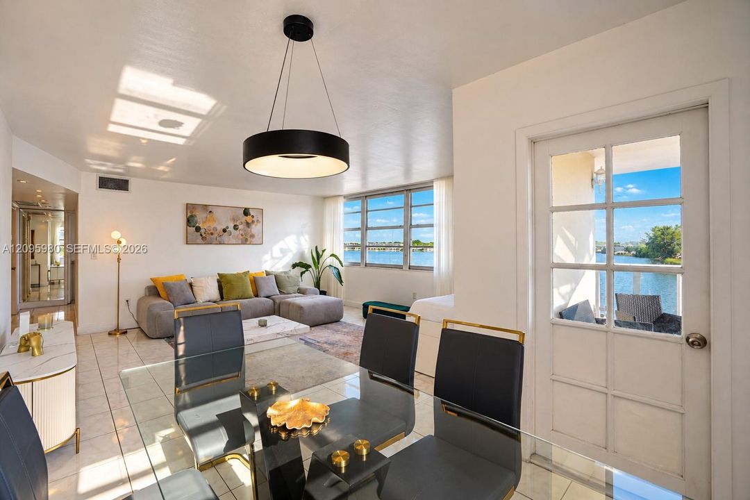 For Sale: $215,000 (2 beds, 2 baths, 1140 Square Feet)
