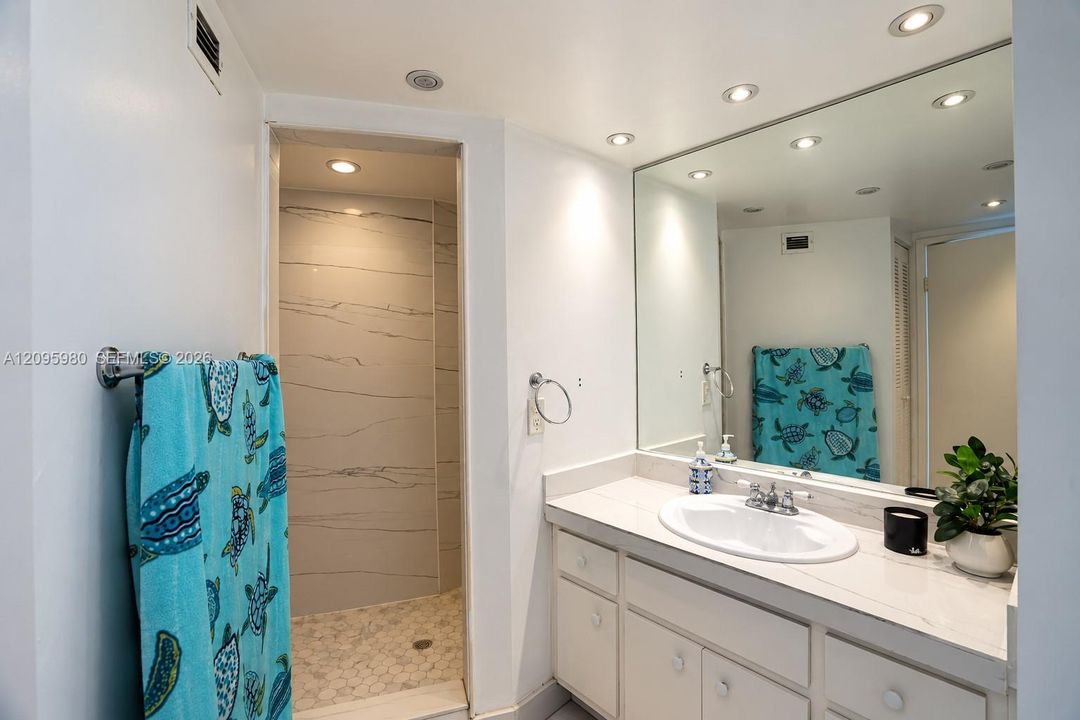 For Sale: $215,000 (2 beds, 2 baths, 1140 Square Feet)