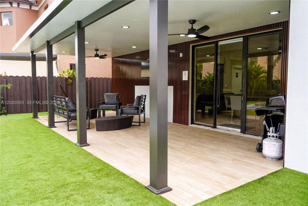 En Venta: $735,000 (3 camas, 3 baños, 2377 Pies cuadrados)