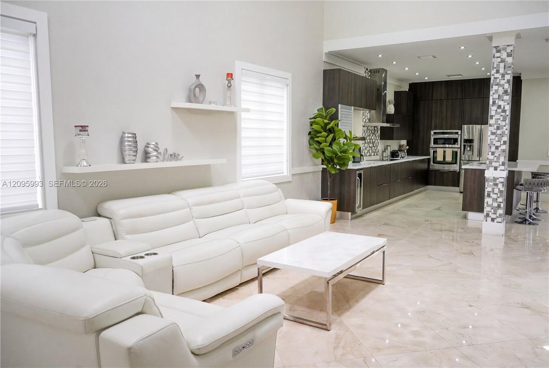 En Venta: $735,000 (3 camas, 3 baños, 2377 Pies cuadrados)