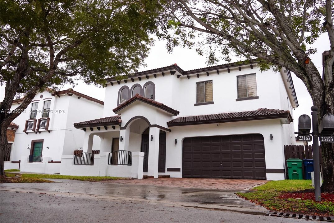 En Venta: $735,000 (3 camas, 3 baños, 2377 Pies cuadrados)