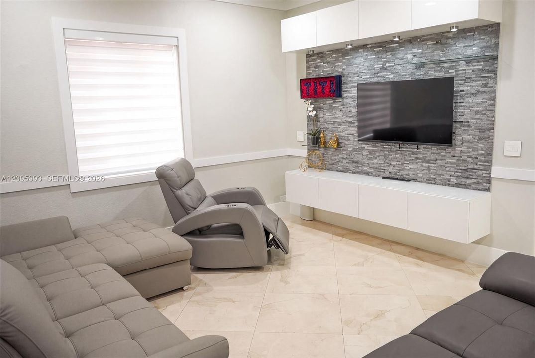 En Venta: $735,000 (3 camas, 3 baños, 2377 Pies cuadrados)
