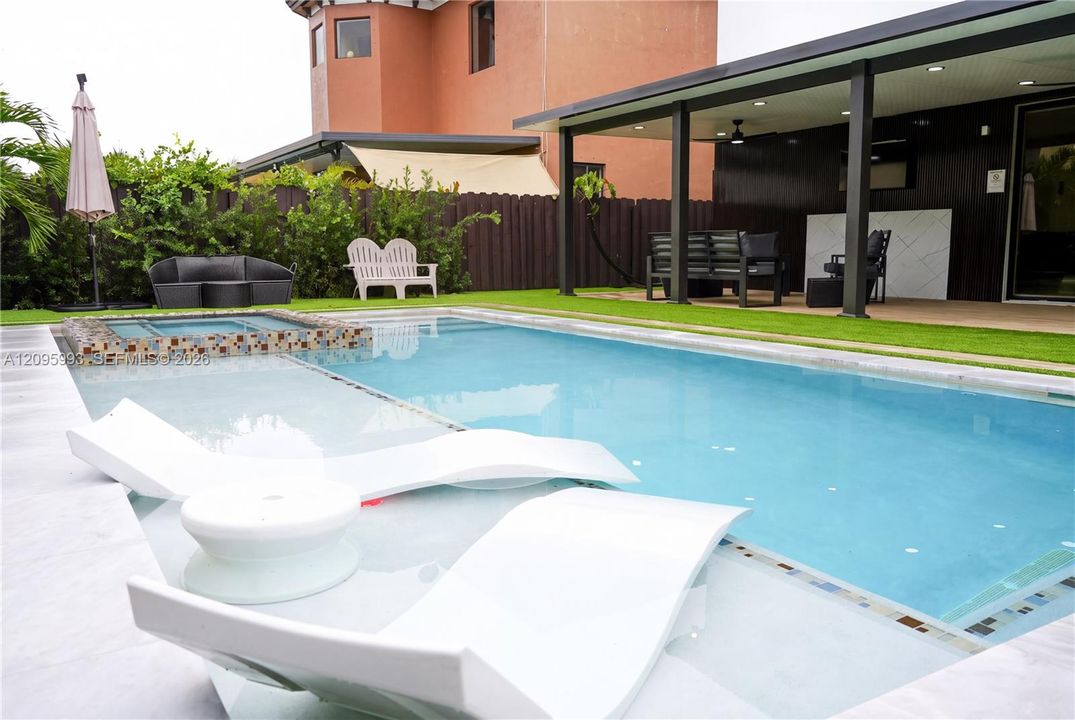 En Venta: $735,000 (3 camas, 3 baños, 2377 Pies cuadrados)