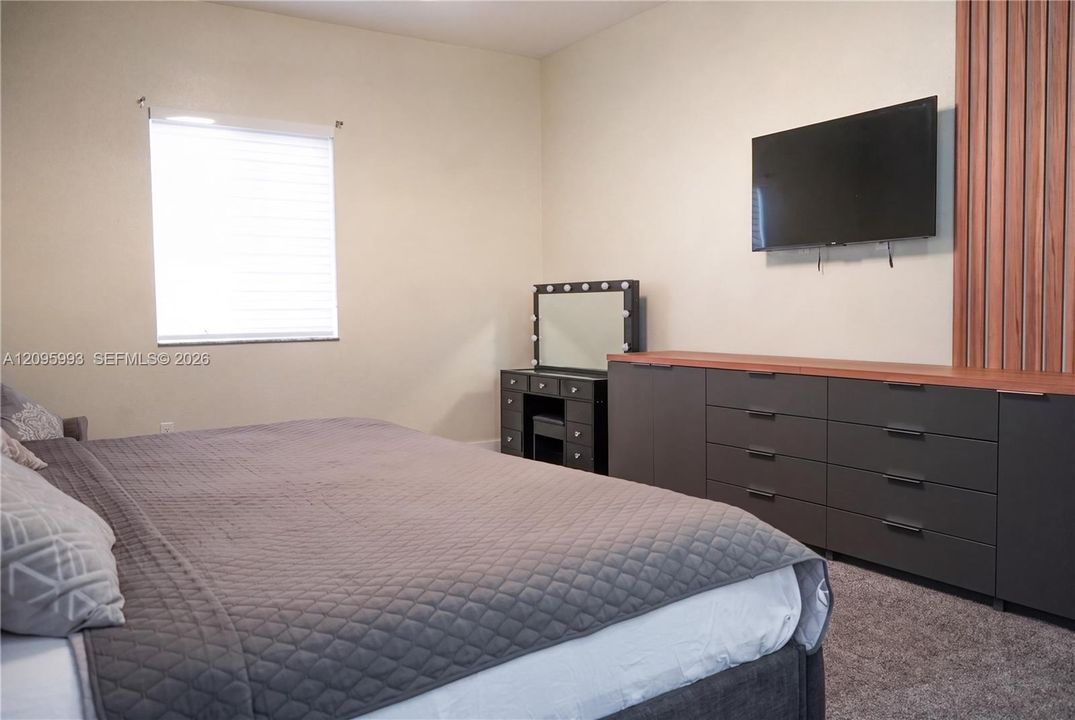En Venta: $735,000 (3 camas, 3 baños, 2377 Pies cuadrados)