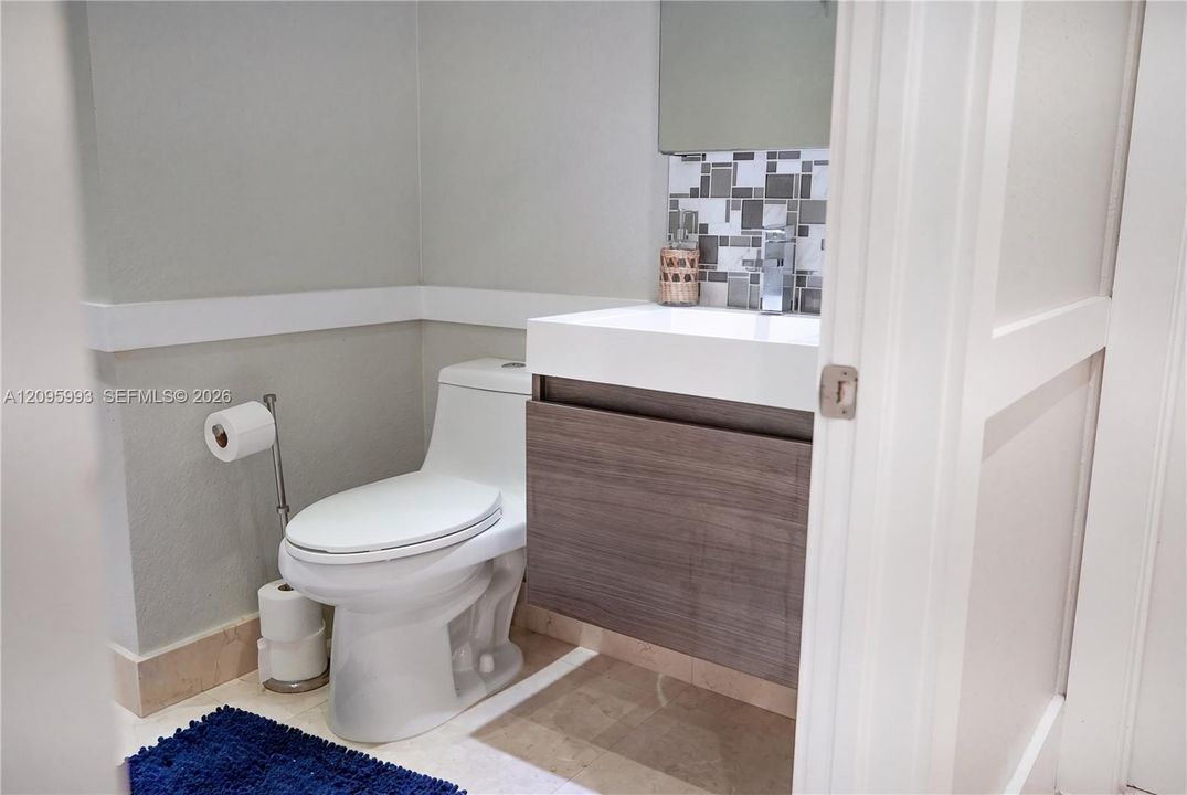 En Venta: $735,000 (3 camas, 3 baños, 2377 Pies cuadrados)