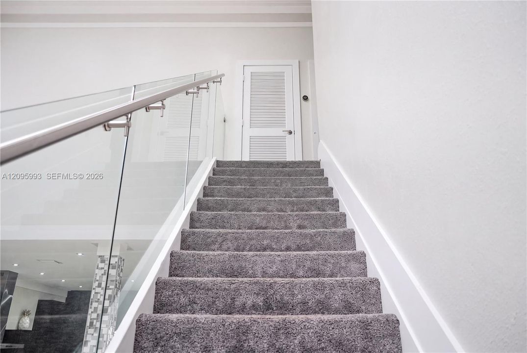 En Venta: $735,000 (3 camas, 3 baños, 2377 Pies cuadrados)