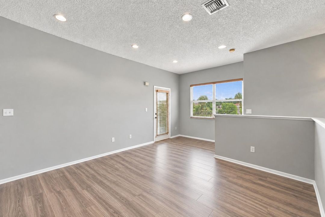LIVING ROOM (EMPTY)