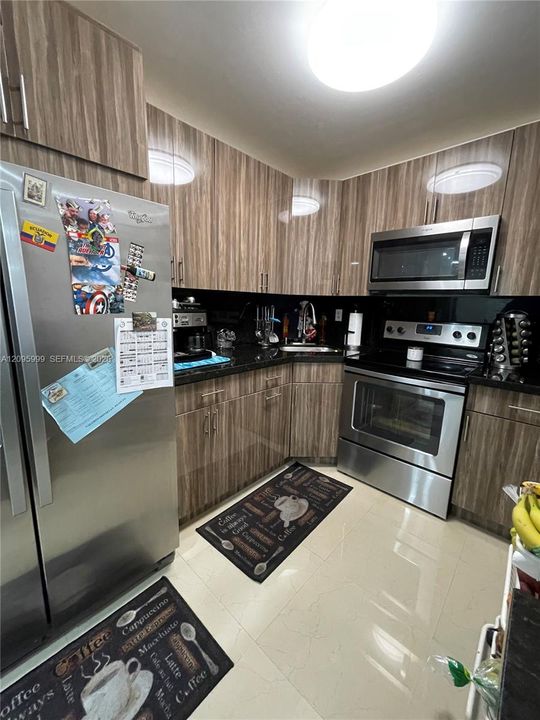 For Rent: $2,300 (2 beds, 2 baths, 930 Square Feet)