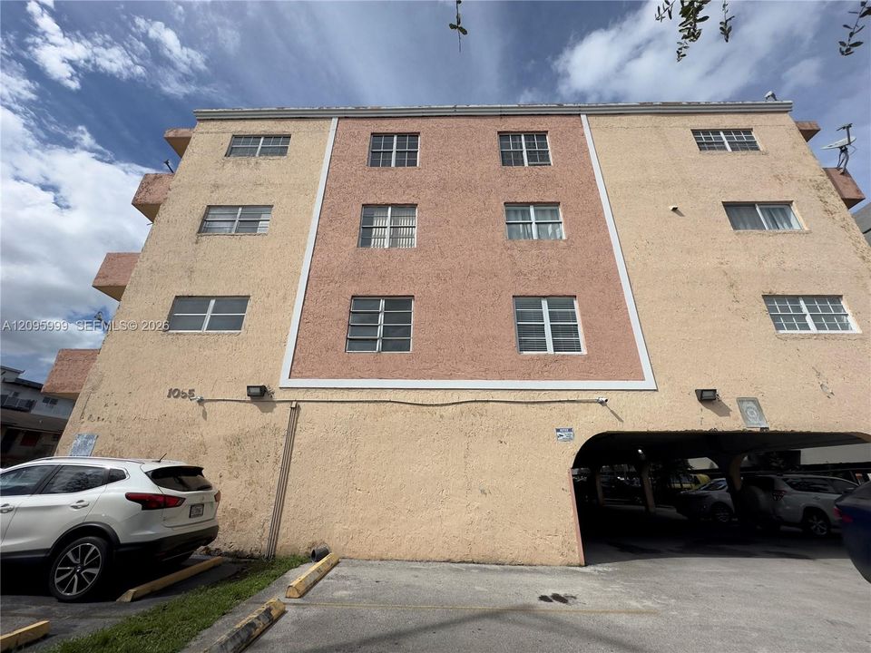 For Rent: $2,300 (2 beds, 2 baths, 930 Square Feet)