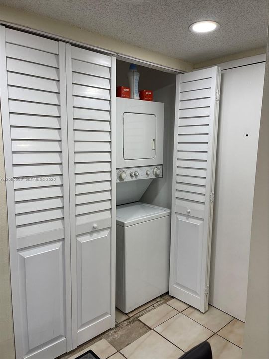 For Rent: $2,300 (2 beds, 2 baths, 930 Square Feet)