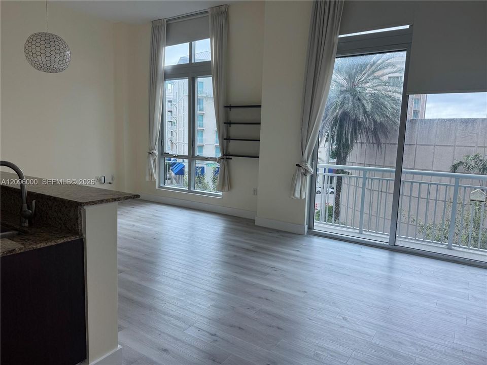 В аренду: $2,600 (1 спален, 1 ванн, 820 Квадратных фут)