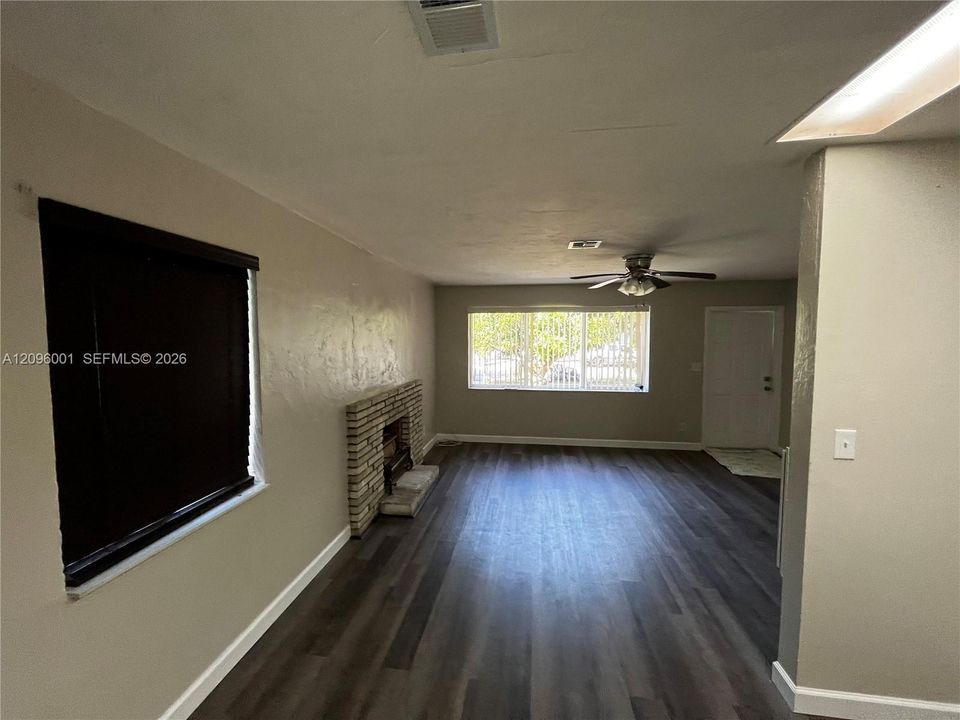 For Rent: $2,650 (3 beds, 1 baths, 800 Square Feet)