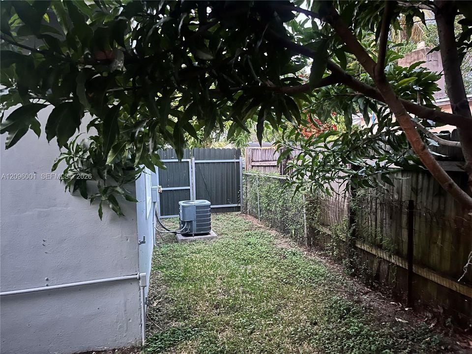 For Rent: $2,650 (3 beds, 1 baths, 800 Square Feet)