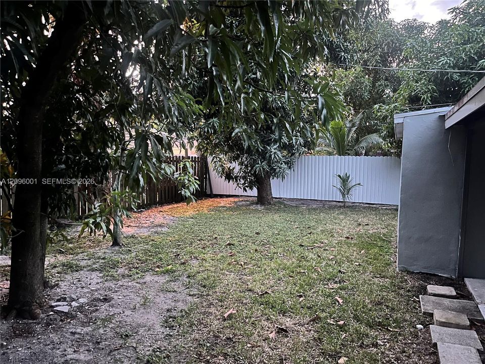 For Rent: $2,650 (3 beds, 1 baths, 800 Square Feet)