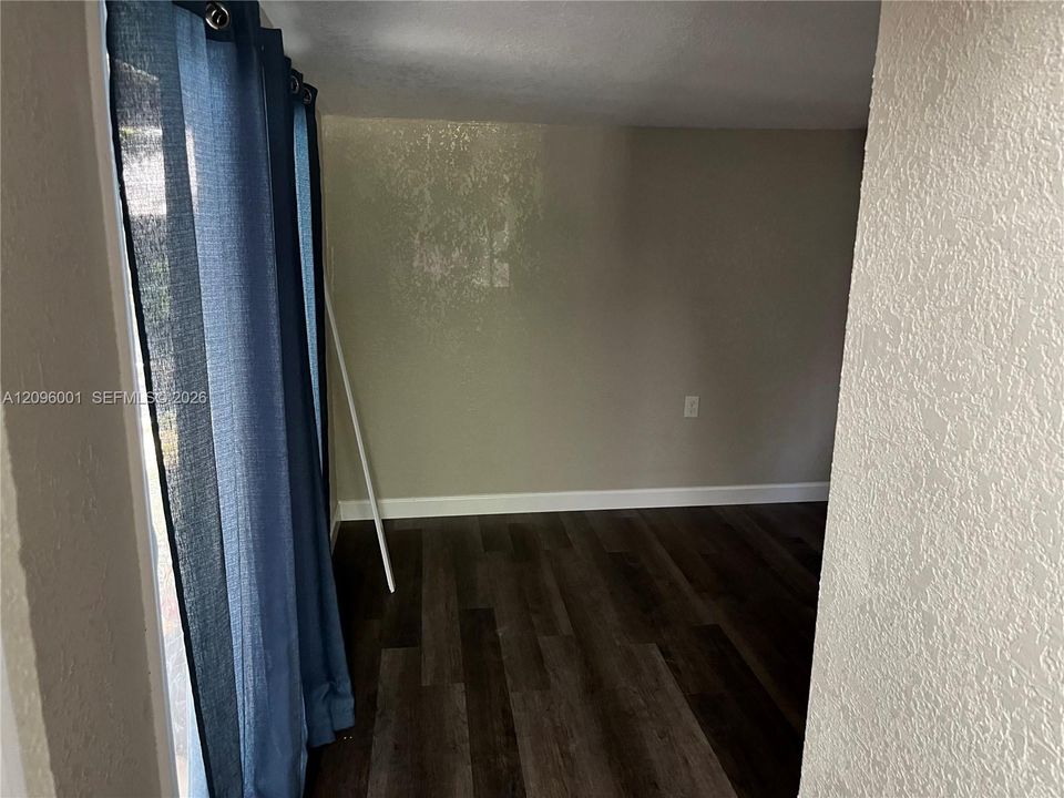 For Rent: $2,650 (3 beds, 1 baths, 800 Square Feet)