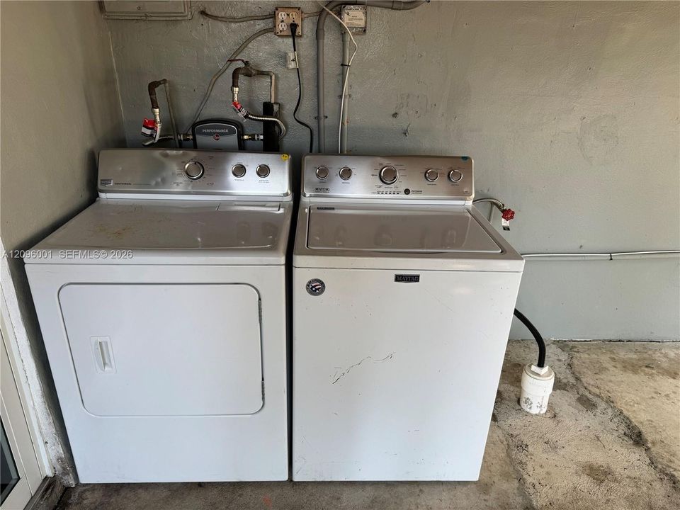 For Rent: $2,650 (3 beds, 1 baths, 800 Square Feet)