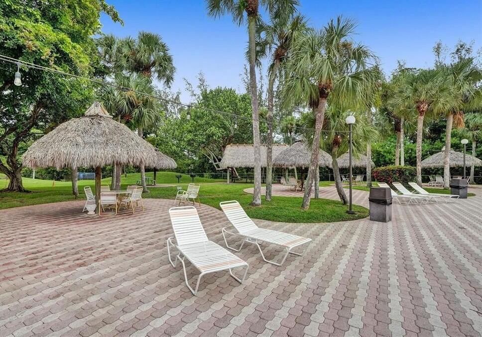 HSholiday springs tiki hut pool