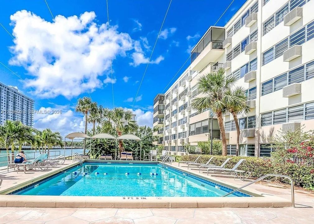 For Rent: $2,700 (2 beds, 2 baths, 858 Square Feet)
