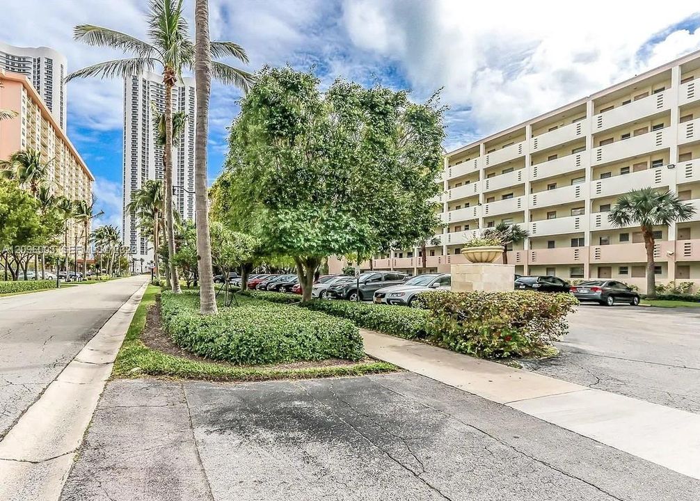 For Rent: $2,700 (2 beds, 2 baths, 858 Square Feet)