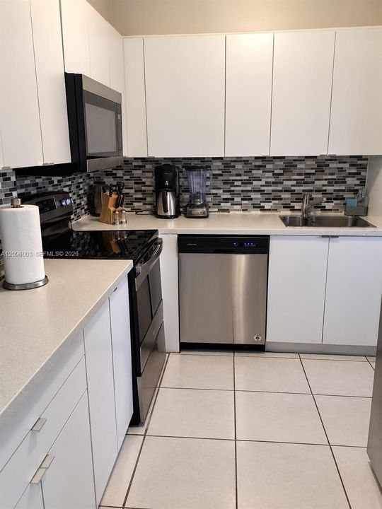 For Rent: $2,700 (2 beds, 2 baths, 858 Square Feet)