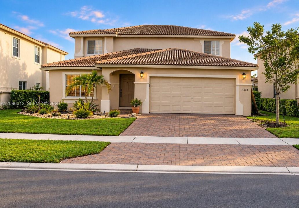 For Sale: $795,000 (5 beds, 2 baths, 2840 Square Feet)