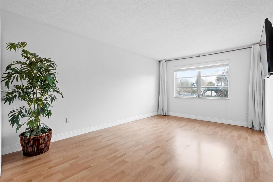 В аренду: $2,600 (2 спален, 2 ванн, 1075 Квадратных фут)