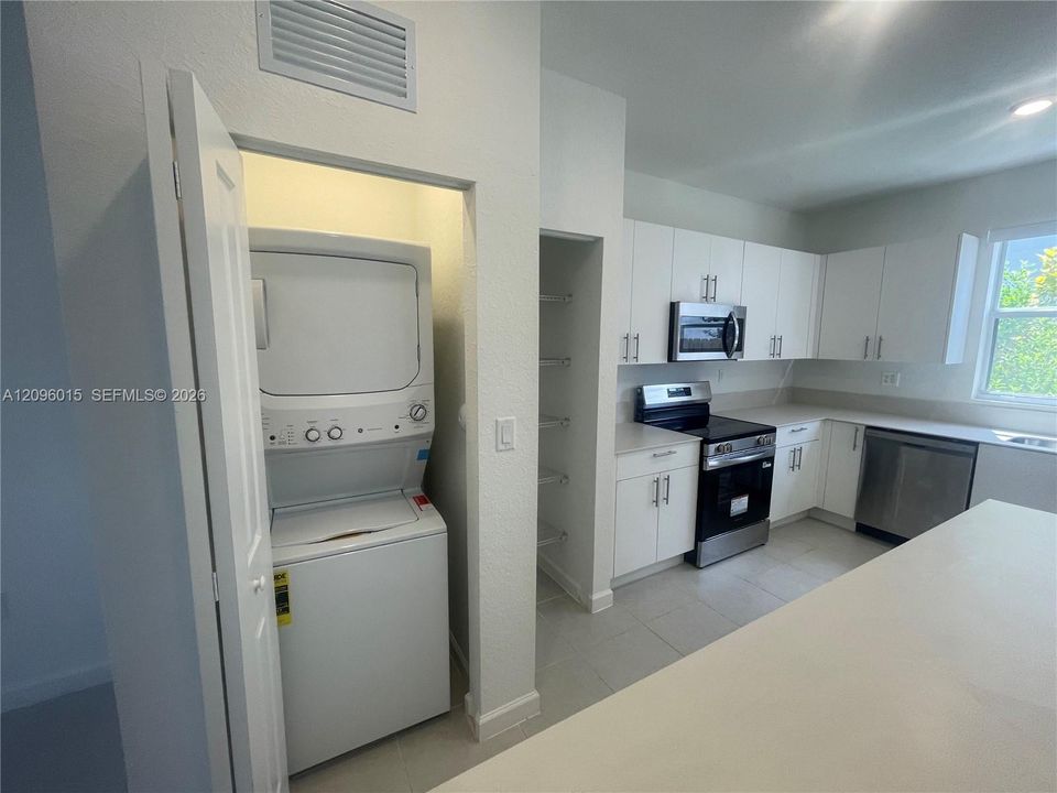 В аренду: $2,299 (3 спален, 2 ванн, 1330 Квадратных фут)