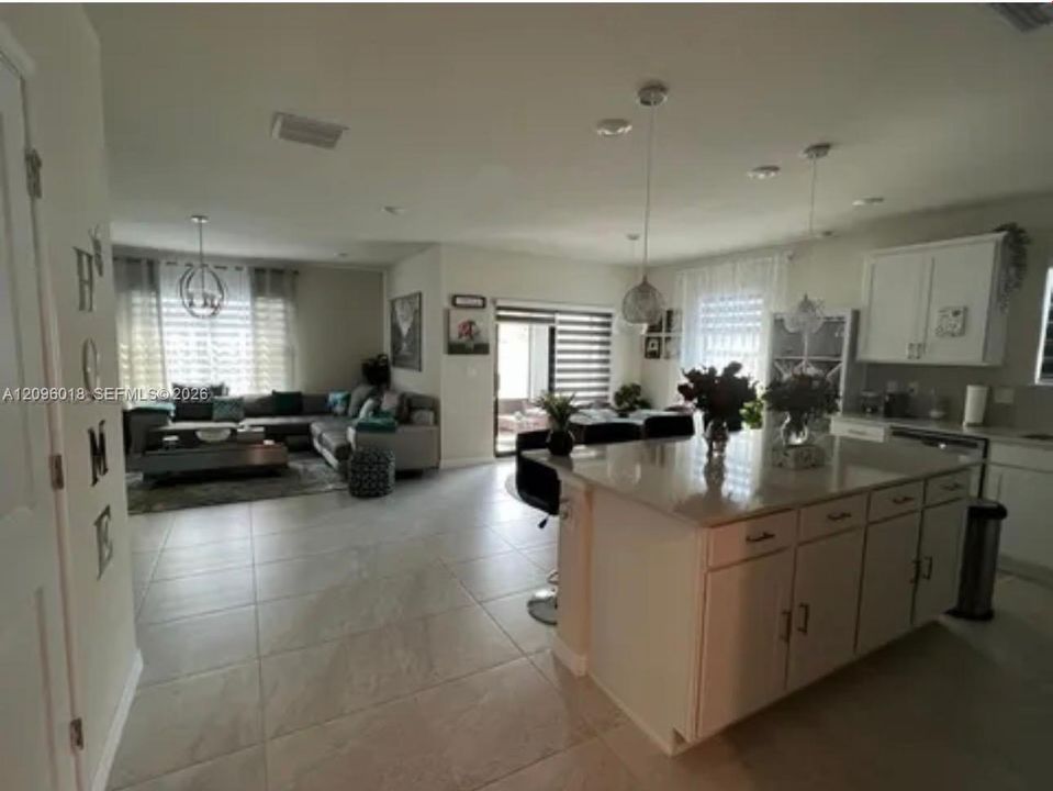 En Venta: $595,000 (4 camas, 2 baños, 1810 Pies cuadrados)