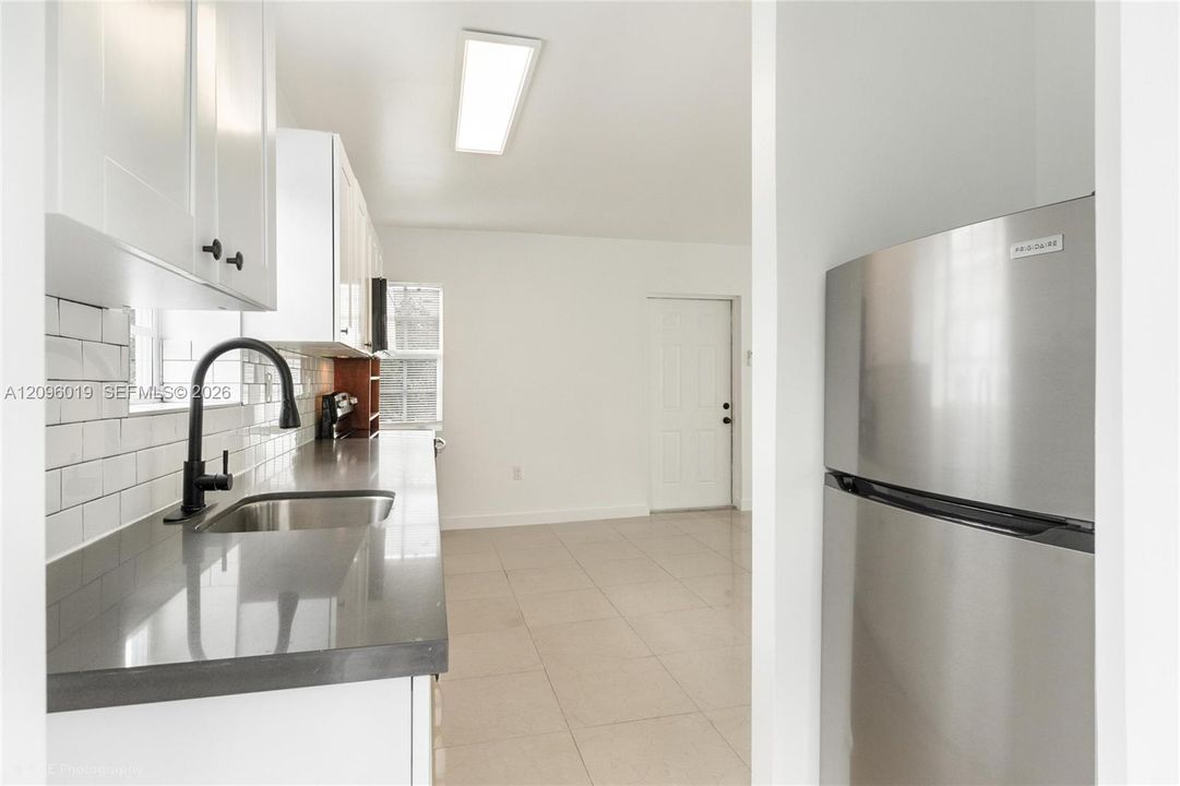 For Rent: $2,000 (1 beds, 1 baths, 800 Square Feet)
