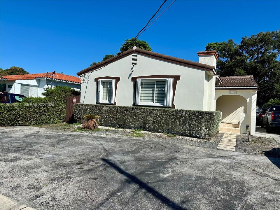 For Rent: $3,800 (3 beds, 2 baths, 1186 Square Feet)