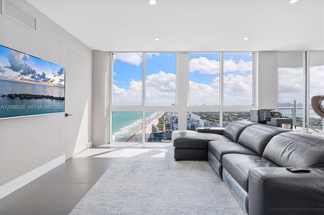 For Sale: $2,495,000 (2 beds, 2 baths, 1322 Square Feet)