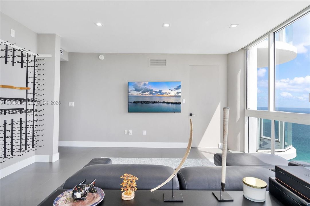 For Sale: $2,495,000 (2 beds, 2 baths, 1322 Square Feet)