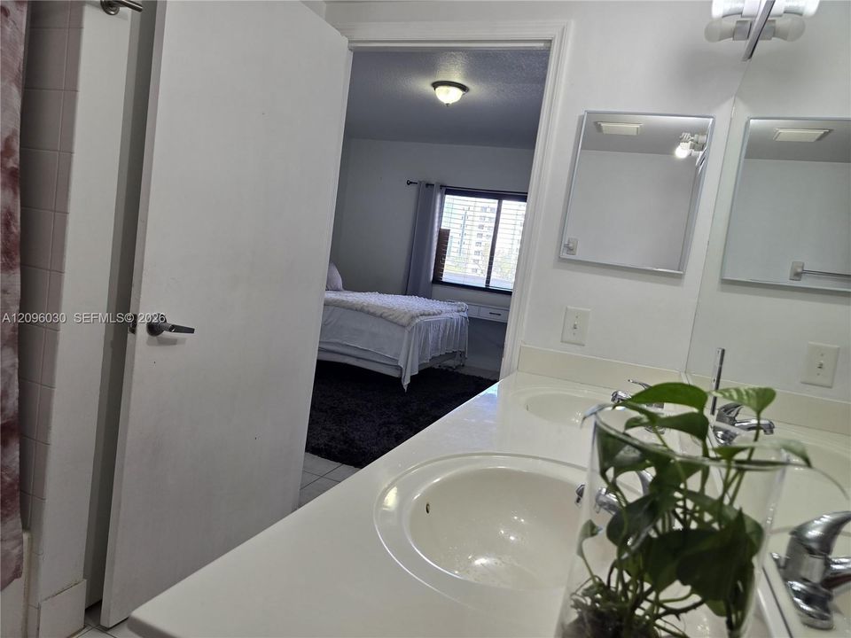 В аренду: $2,700 (2 спален, 2 ванн, 950 Квадратных фут)