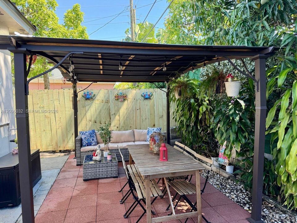 En Venta: $950,000 (5 camas, 2 baños, 2196 Pies cuadrados)