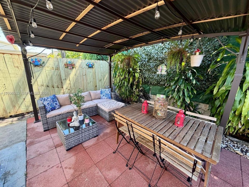 En Venta: $950,000 (5 camas, 2 baños, 2196 Pies cuadrados)