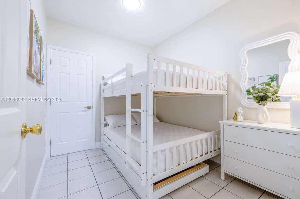 En Venta: $950,000 (5 camas, 2 baños, 2196 Pies cuadrados)