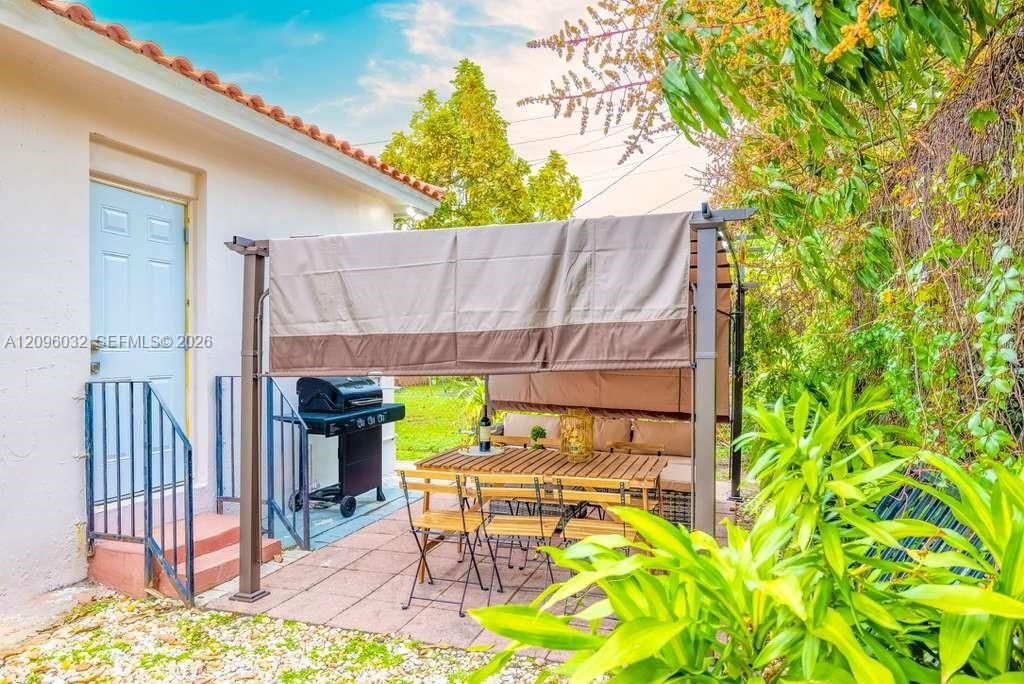 En Venta: $950,000 (5 camas, 2 baños, 2196 Pies cuadrados)