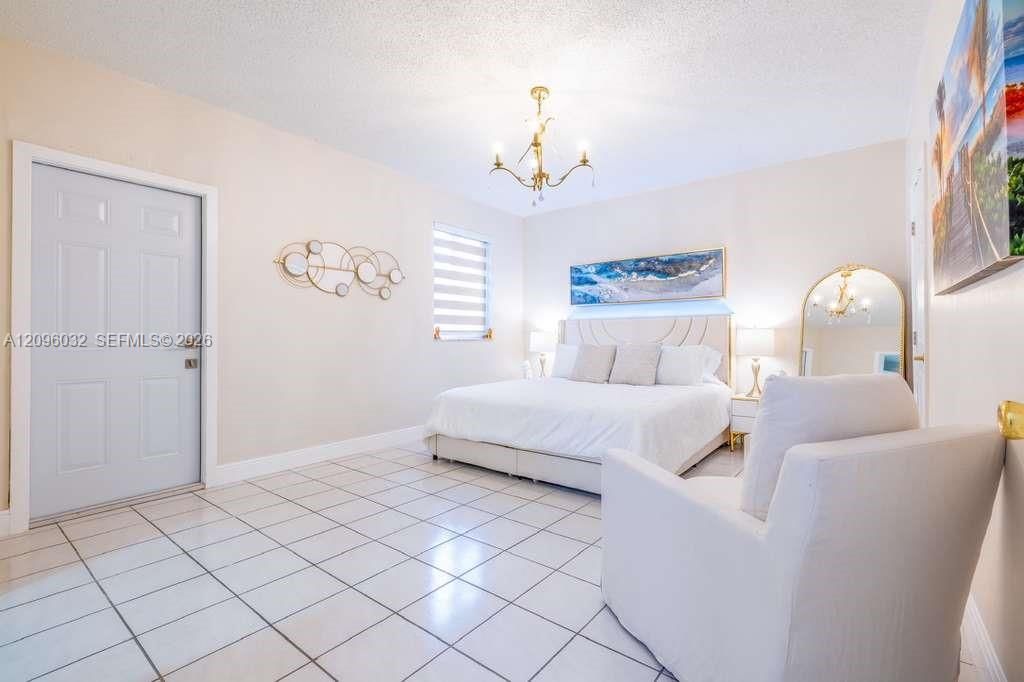 En Venta: $950,000 (5 camas, 2 baños, 2196 Pies cuadrados)