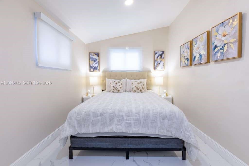 En Venta: $950,000 (5 camas, 2 baños, 2196 Pies cuadrados)