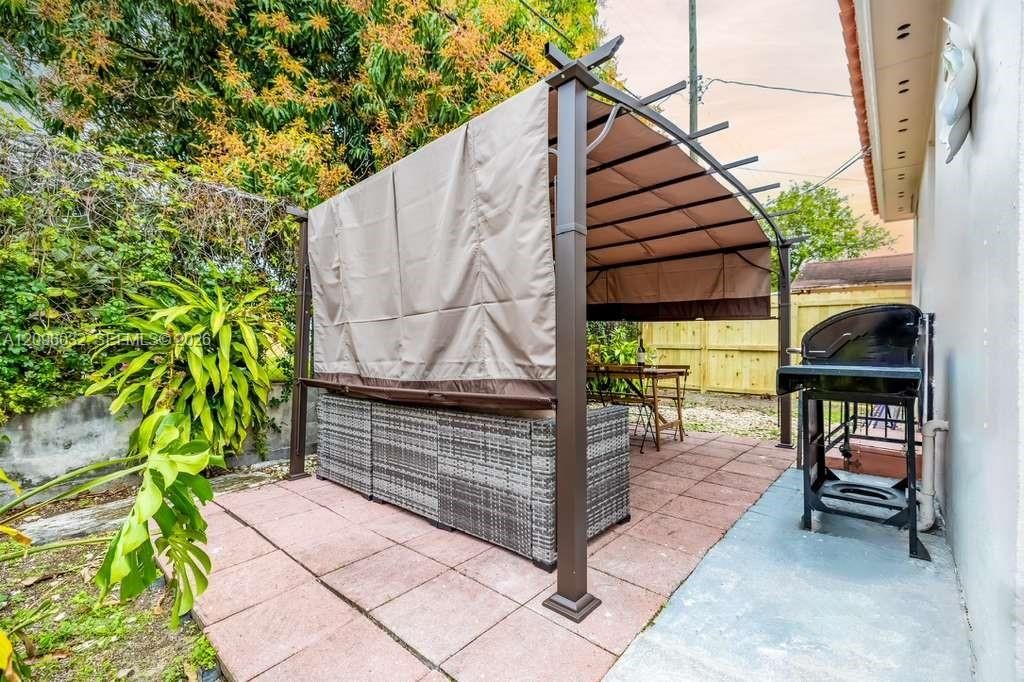 En Venta: $950,000 (5 camas, 2 baños, 2196 Pies cuadrados)
