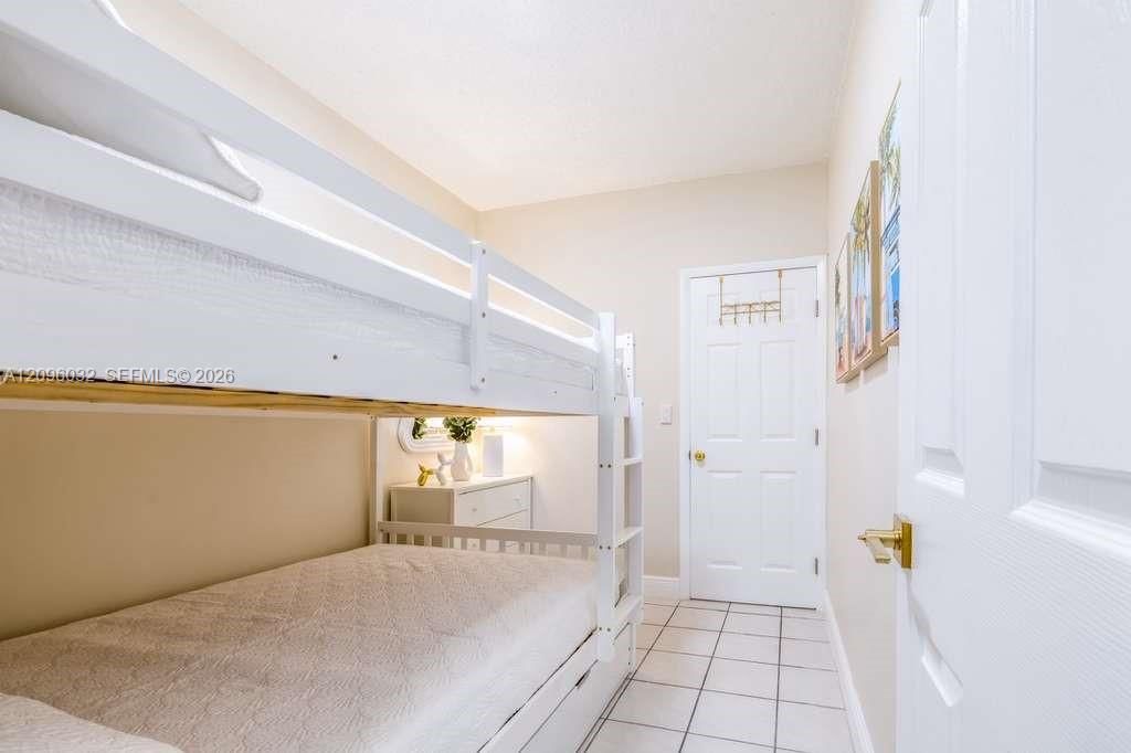 En Venta: $950,000 (5 camas, 2 baños, 2196 Pies cuadrados)