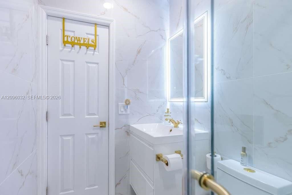 En Venta: $950,000 (5 camas, 2 baños, 2196 Pies cuadrados)