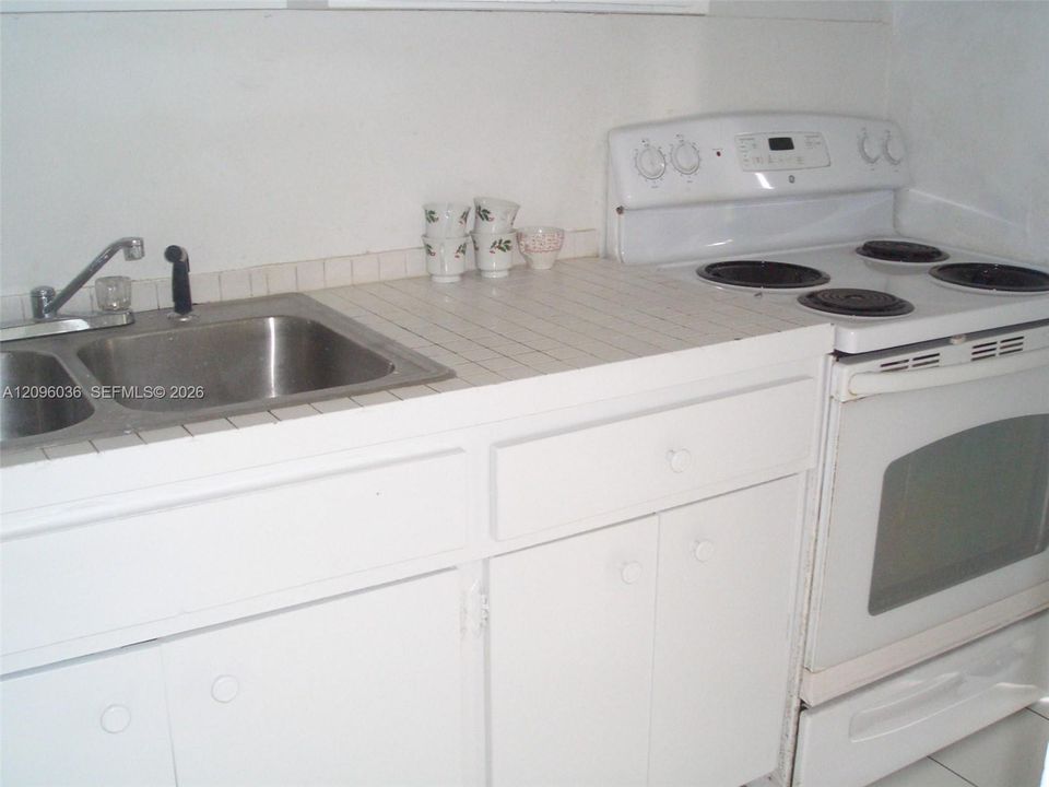 For Rent: $1,700 (2 beds, 1 baths, 765 Square Feet)