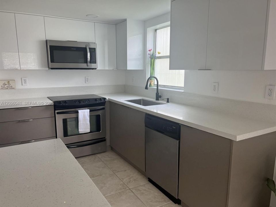For Sale: $229,800 (2 beds, 2 baths, 1095 Square Feet)