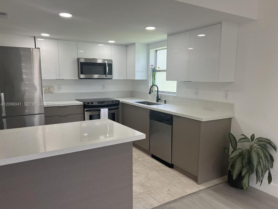 For Sale: $229,800 (2 beds, 2 baths, 1095 Square Feet)