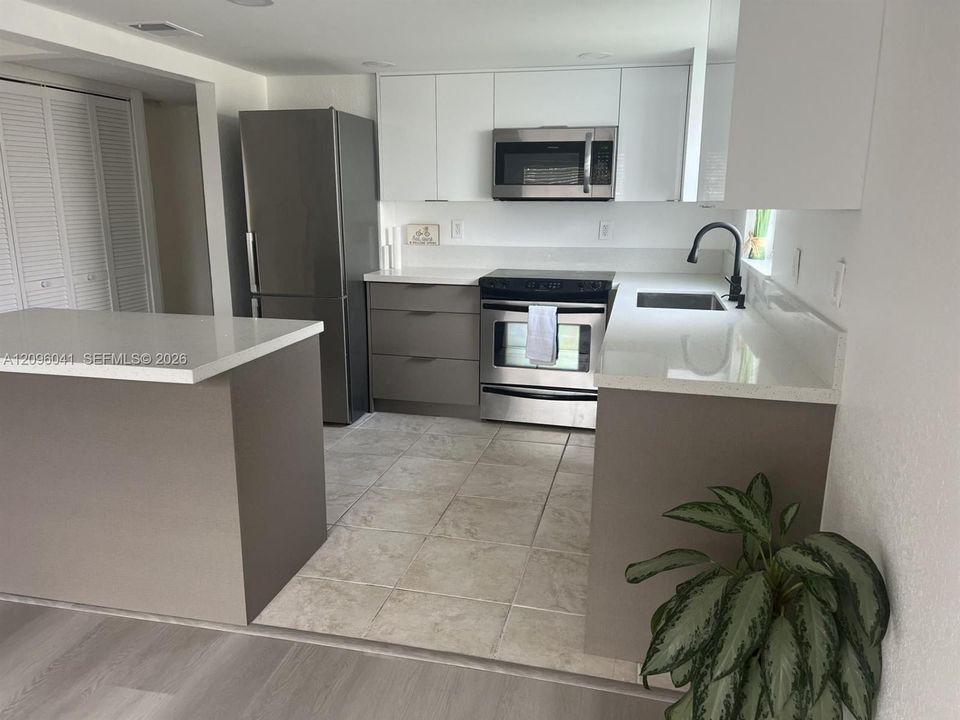 For Sale: $229,800 (2 beds, 2 baths, 1095 Square Feet)