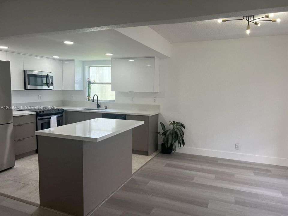 For Sale: $229,800 (2 beds, 2 baths, 1095 Square Feet)